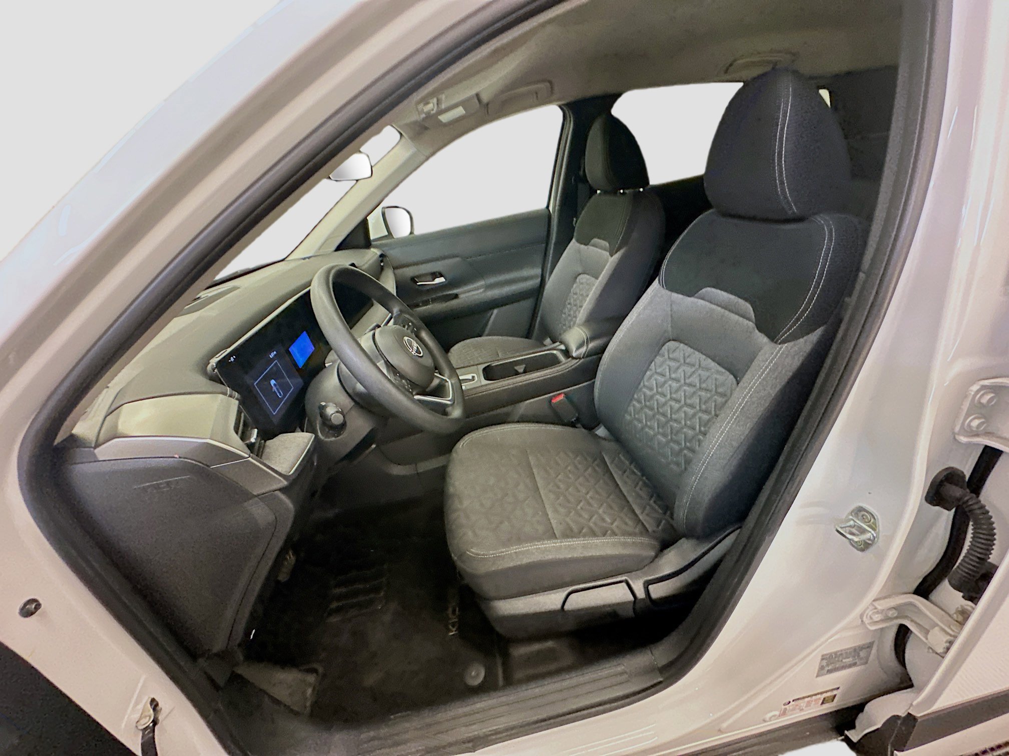 Used 2025 Nissan Kicks SV image 13