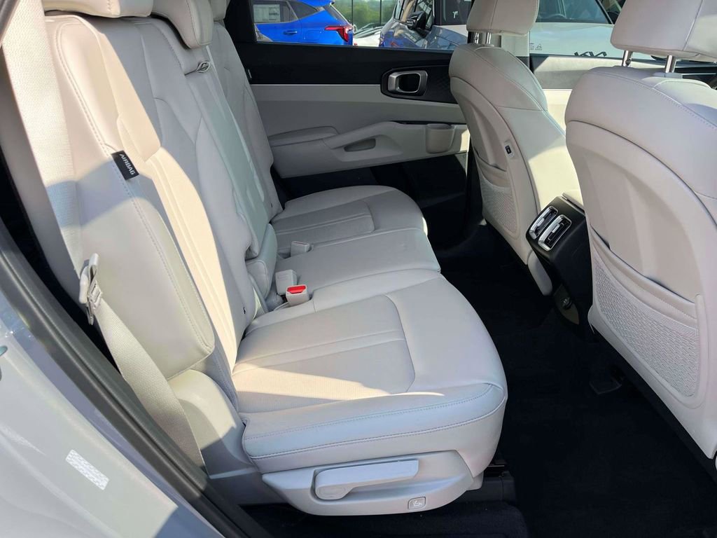 Used 2025 Kia Sorento S w/ Panoramic Sunroof Package FWD image 9