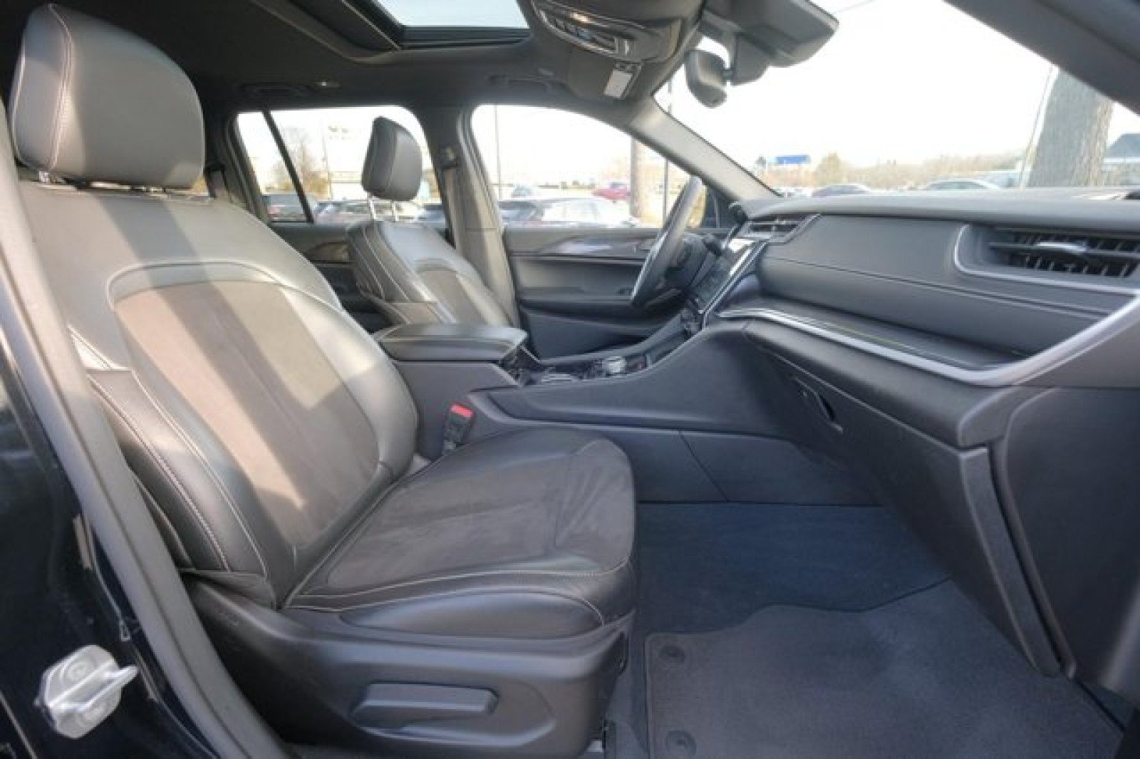 Used 2023 Jeep Grand Cherokee Altitude AWD/4WD image 16
