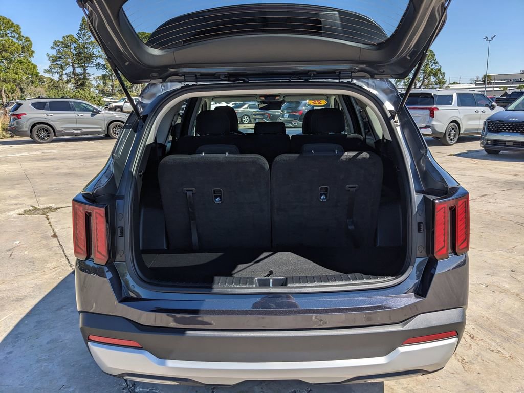 Certified 2025 Kia Sorento LX FWD image 12