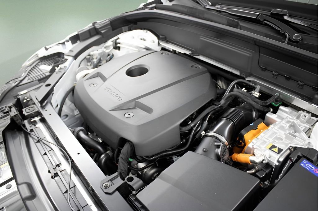 Certified 2025 Volvo XC60 T8 Plus w/ Protection Package Premier image 16