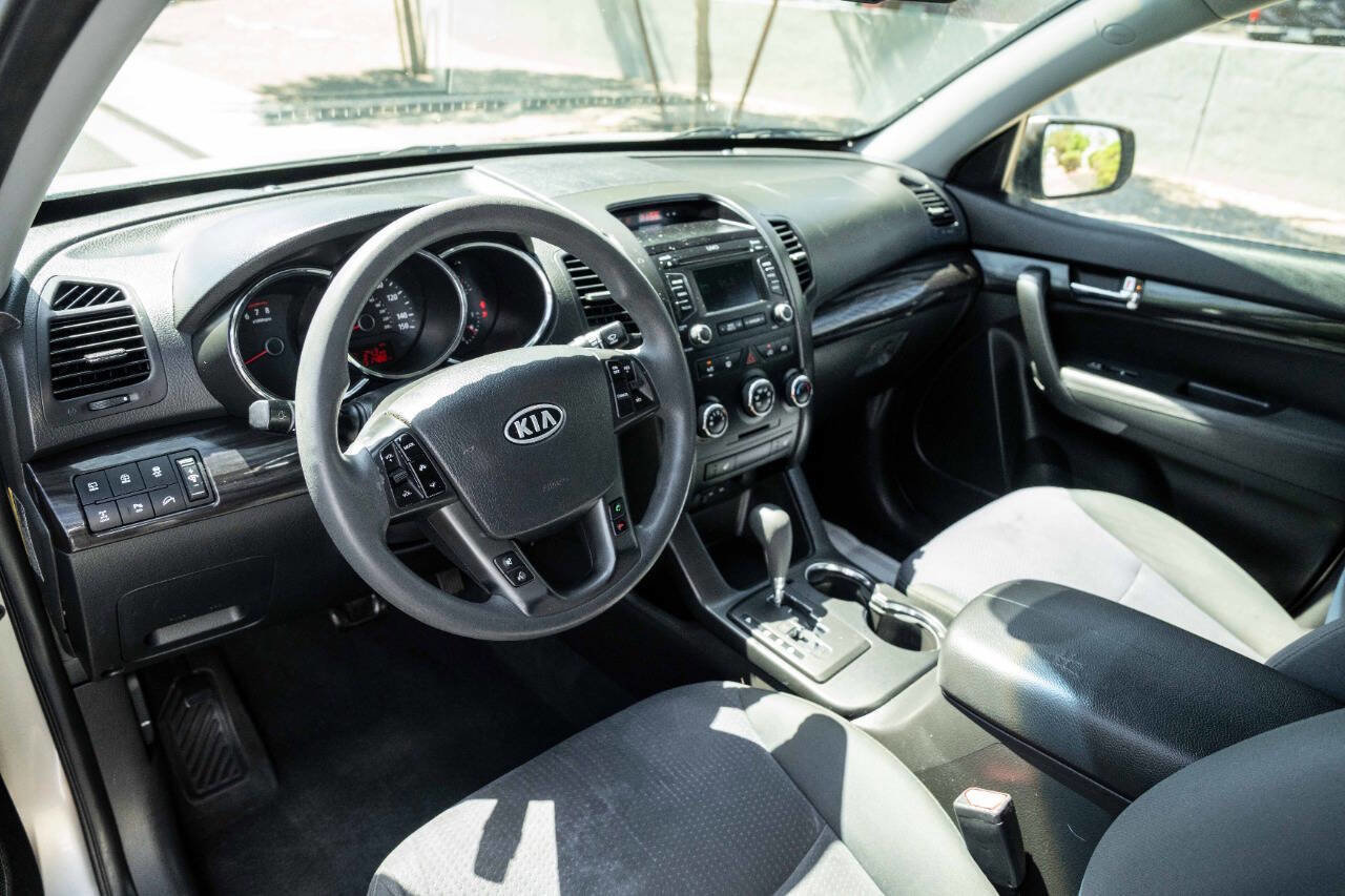 Used 2013 Kia Sorento LX w/ Convenience Pkg image 9