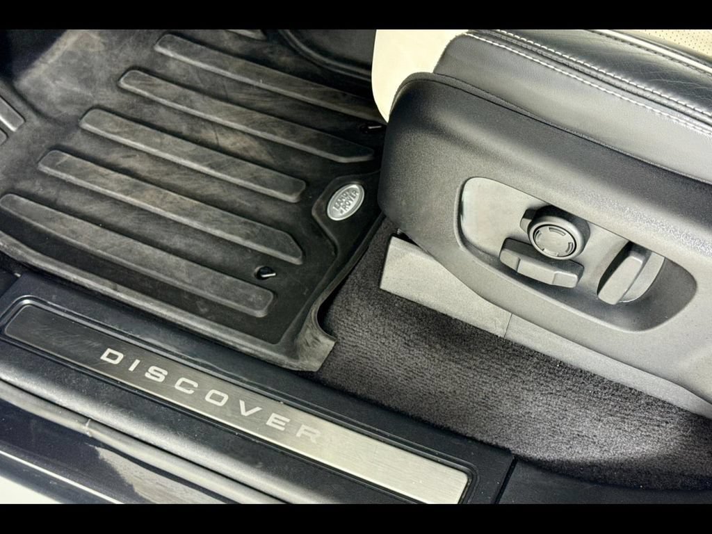 Used 2024 Land Rover Discovery Dynamic SE AWD/4WD image 18