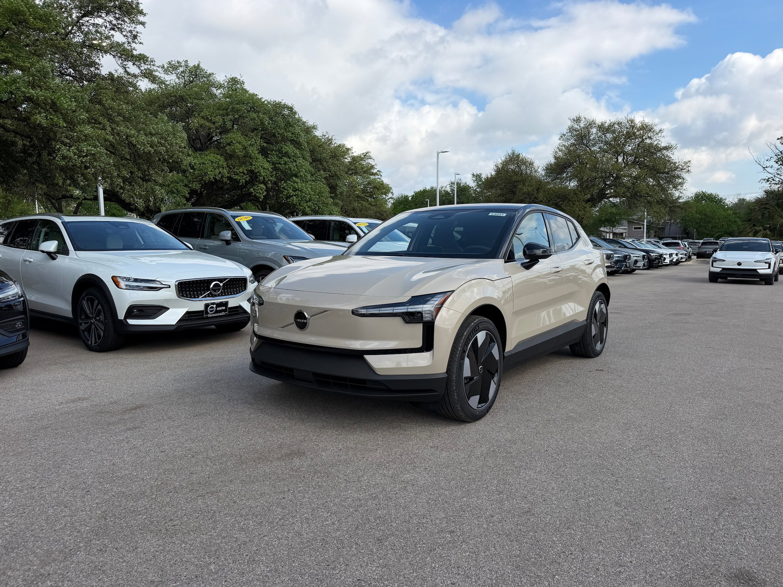 New 2026 Volvo EX30 Plus w/ Protection Package RWD image 2