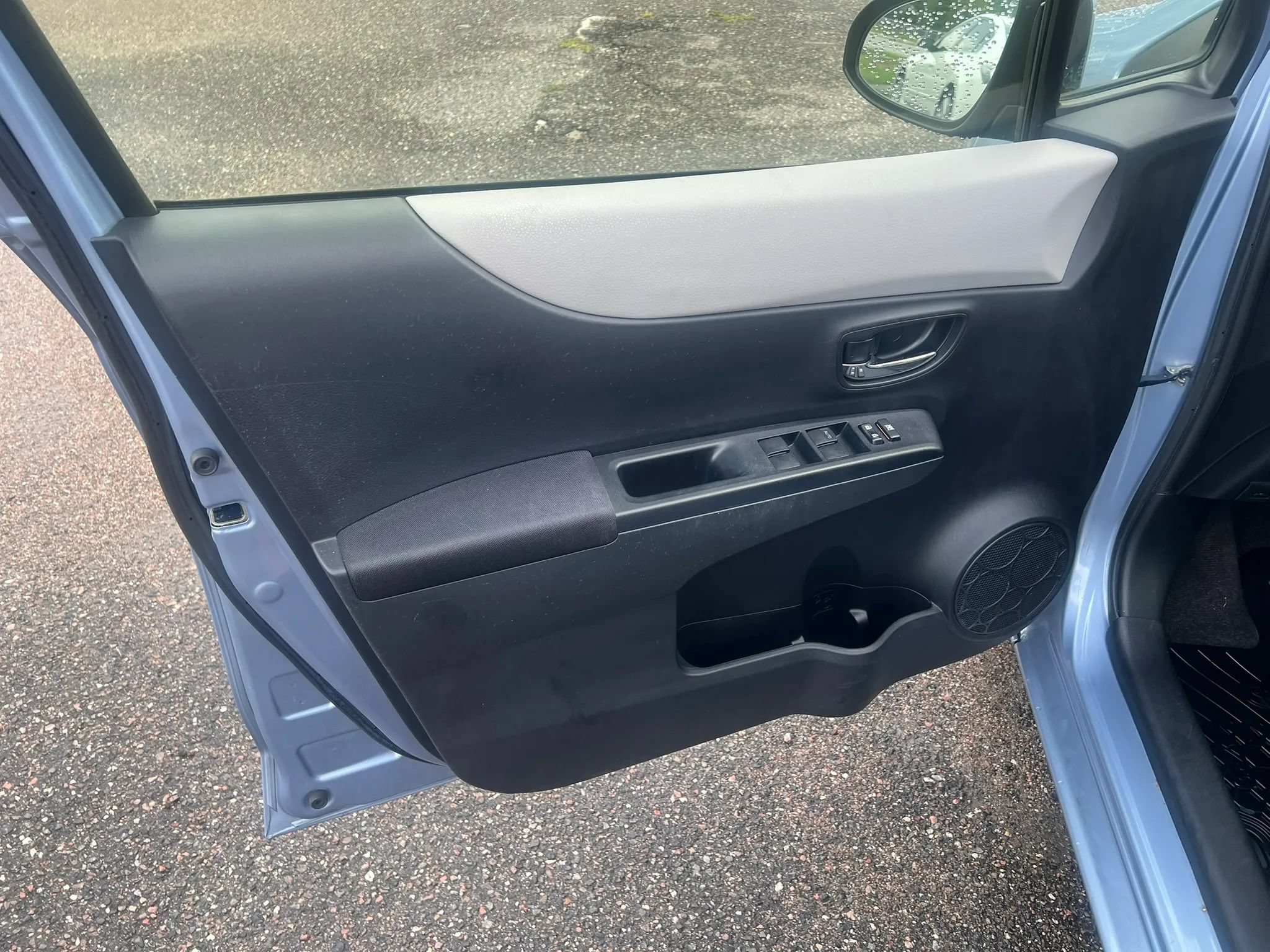 Used 2013 Toyota Yaris LE FWD image 5