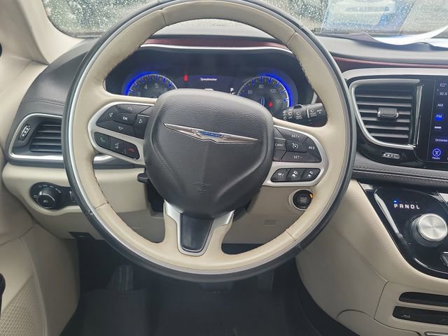 Used 2017 Chrysler Pacifica Limited w/ UConnect Theater Package FWD image 11