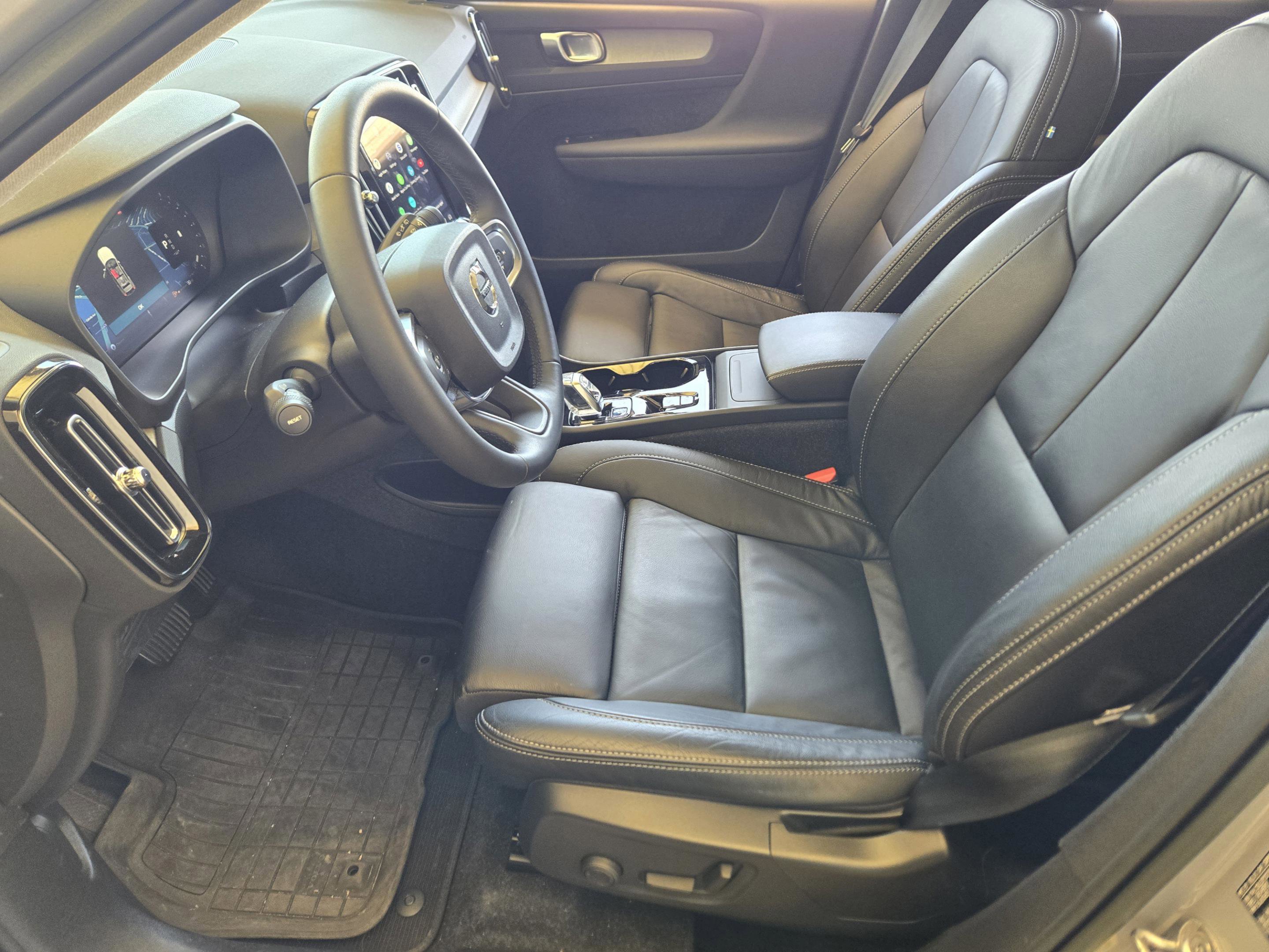 Used 2023 Volvo XC40 B5 Plus image 20