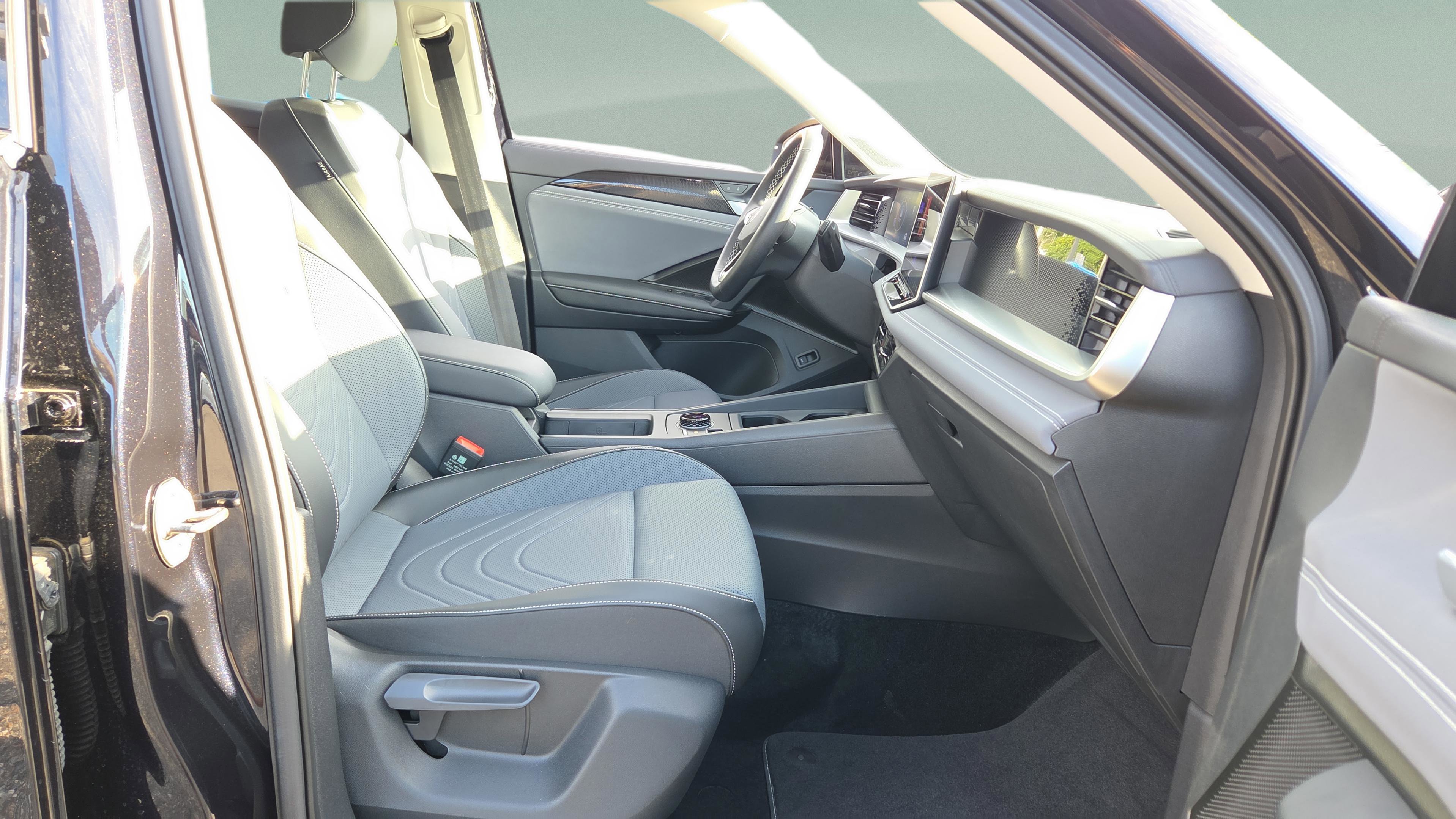 Used 2025 Volkswagen Tiguan SE image 19