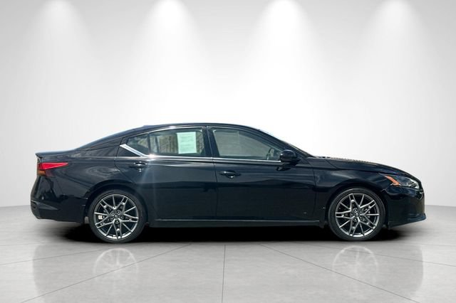 Used 2023 Nissan Altima 2.0 SR FWD image 3