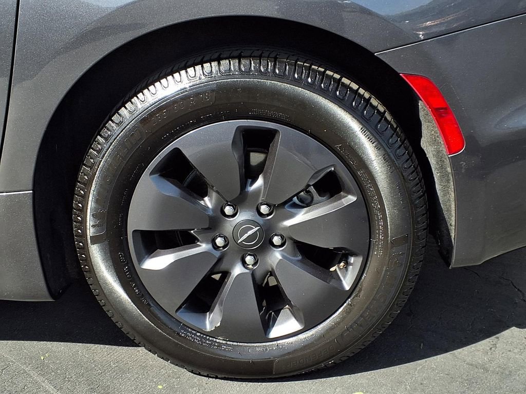 Used 2020 Chrysler Pacifica Limited image 4