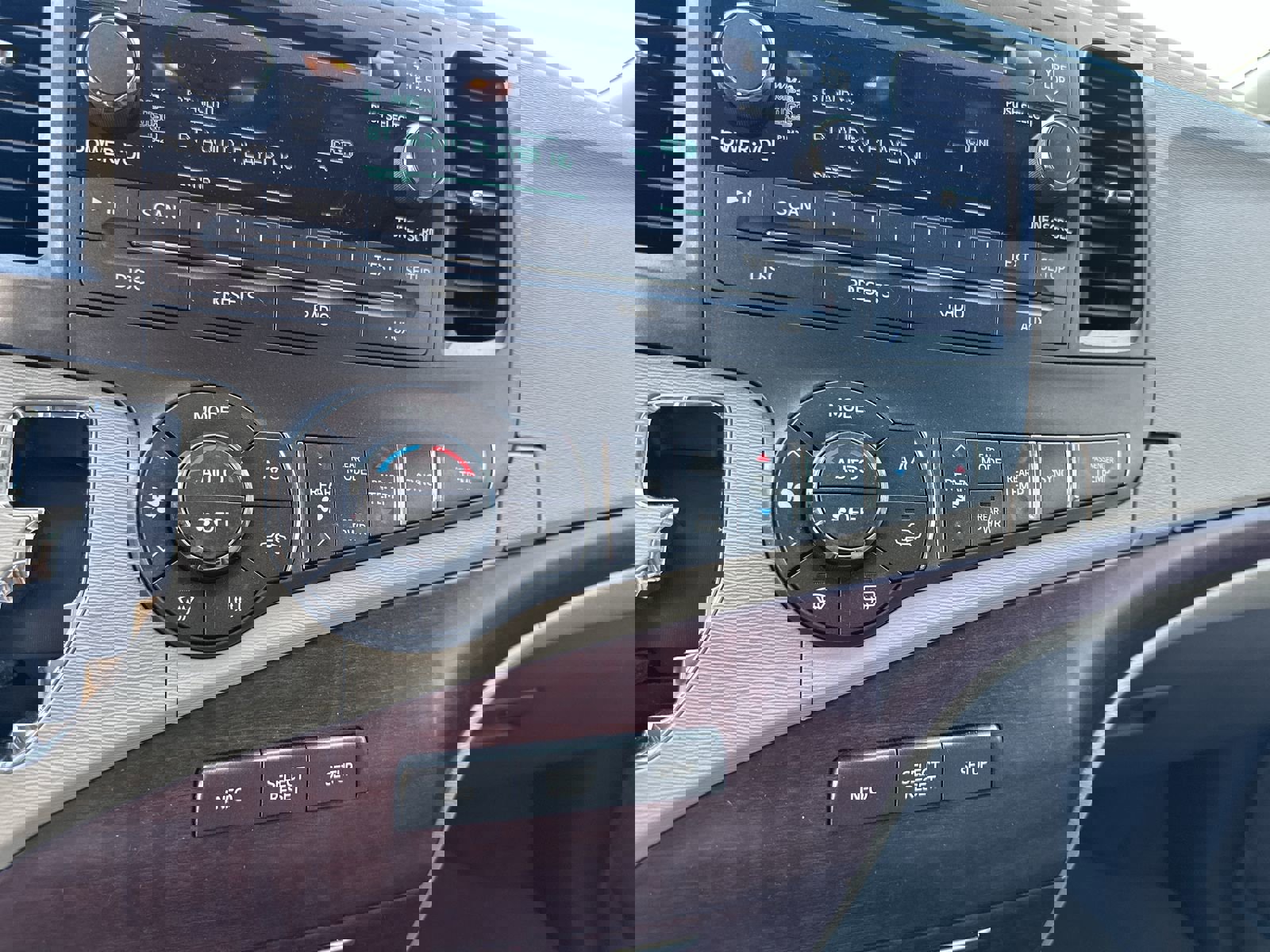 Used 2014 Toyota Sienna XLE image 29