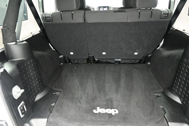 Used 2016 Jeep Wrangler Unlimited Sahara w/ Connectivity Group AWD/4WD image 24