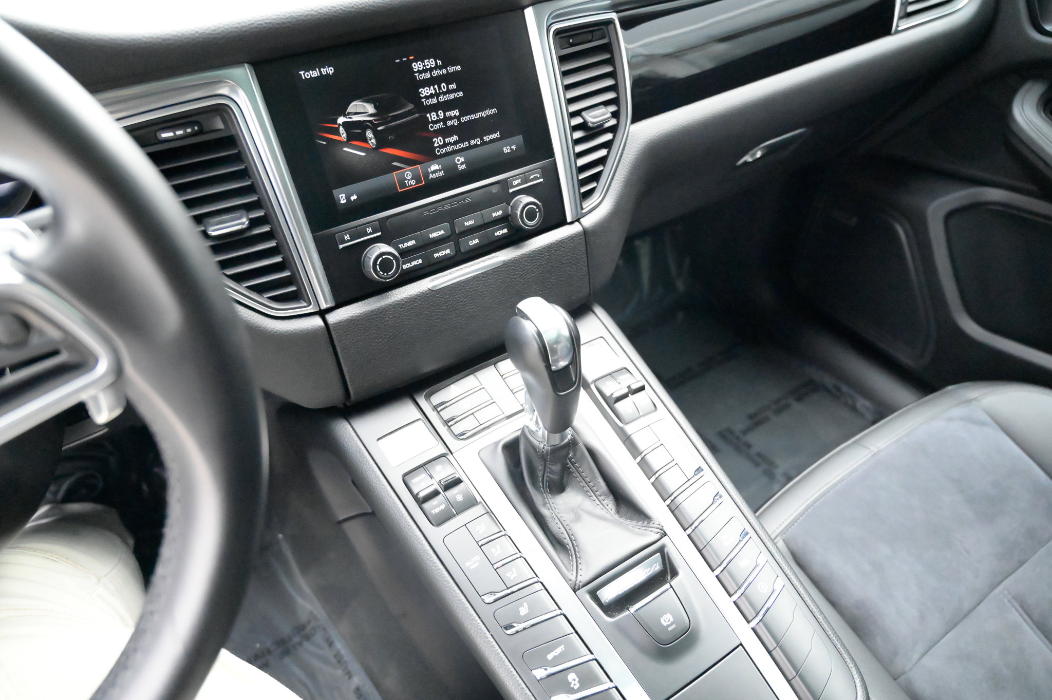 Used 2018 Porsche Macan AWD/4WD image 28