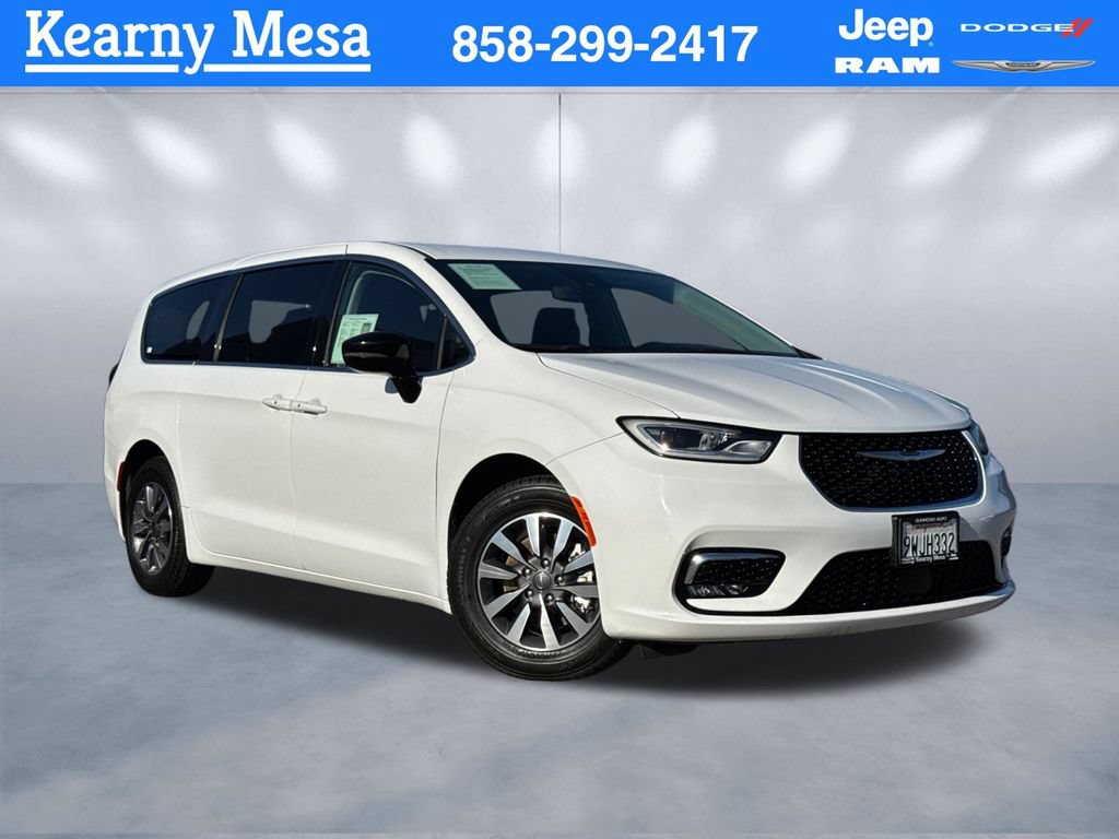 Used 2024 Chrysler Pacifica Limited FWD image 1