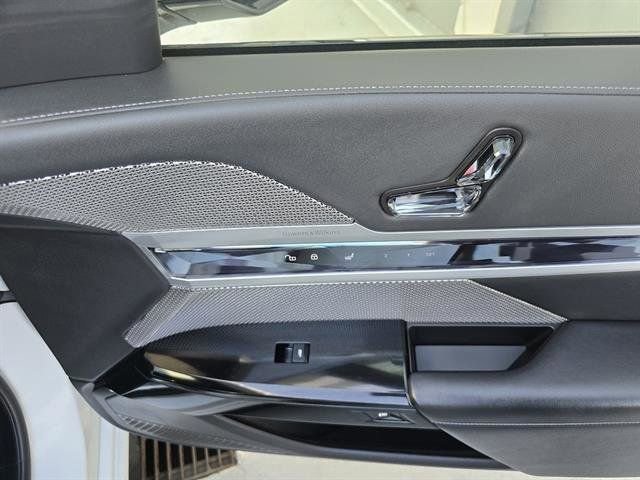 Used 2024 BMW i7 xDrive60 image 19