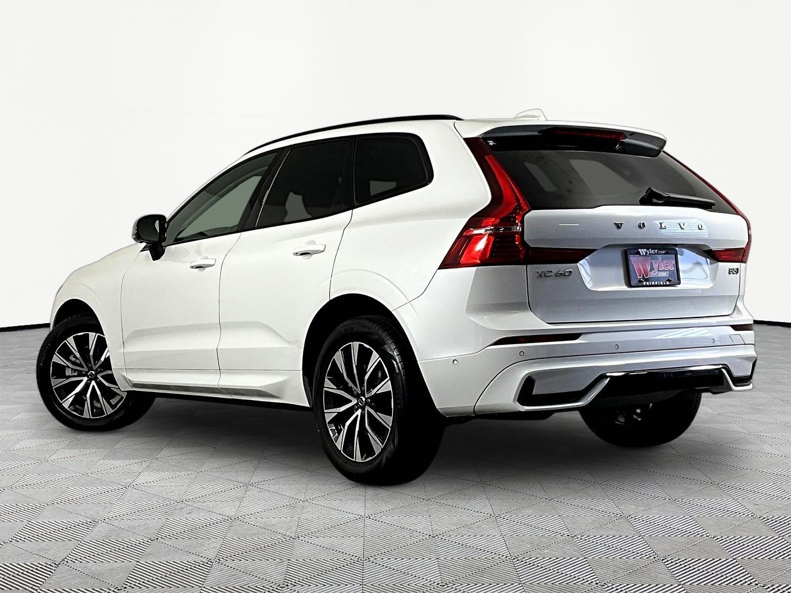 Used 2023 Volvo XC60 B5 Plus AWD/4WD image 4