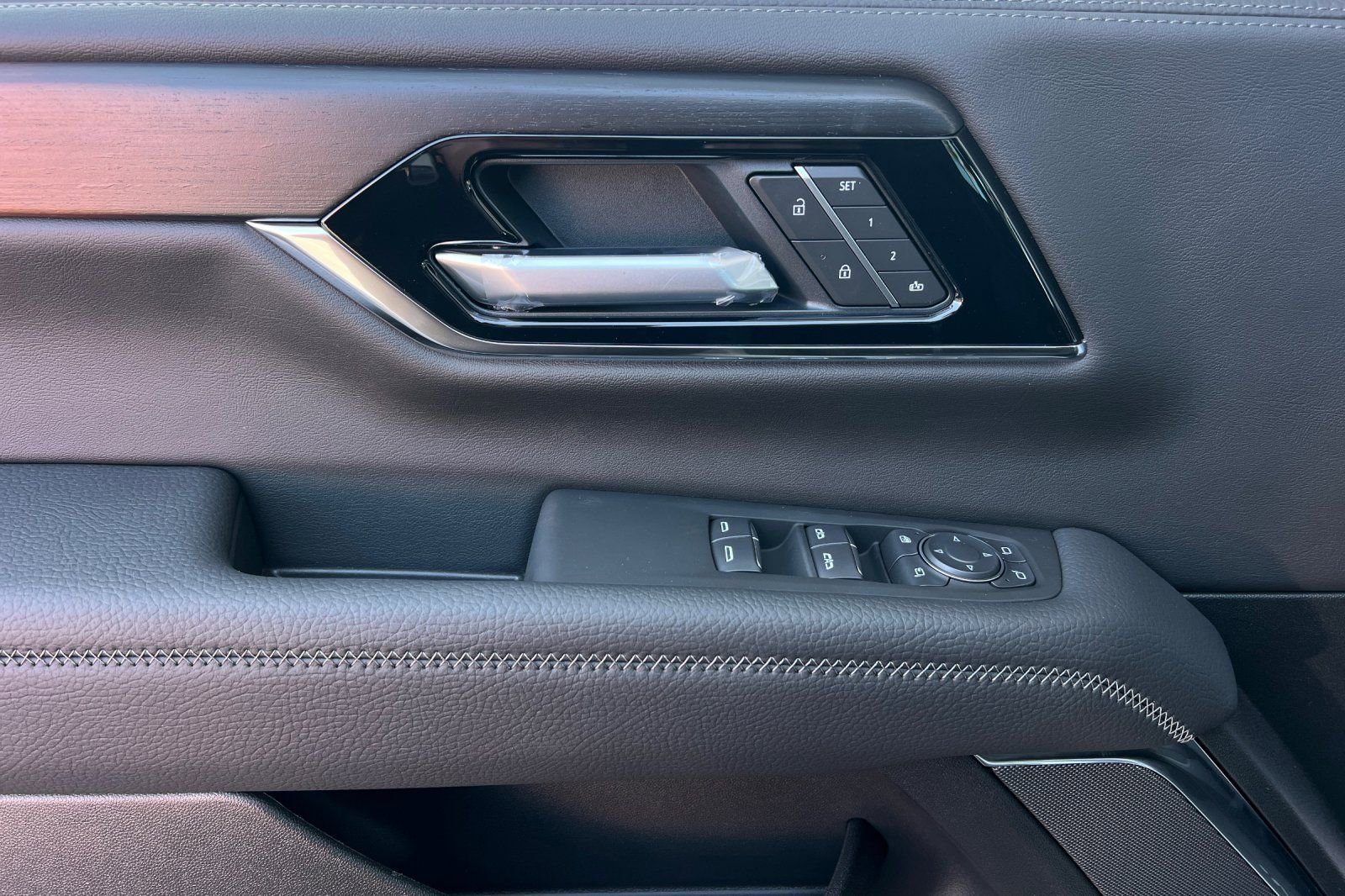 New 2026 GMC Yukon Denali w/ Denali Reserve Package AWD/4WD image 9