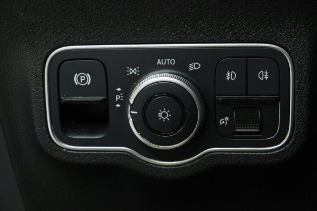 Used 2022 Mercedes-Benz GLB 250 w/ Premium Package image 9