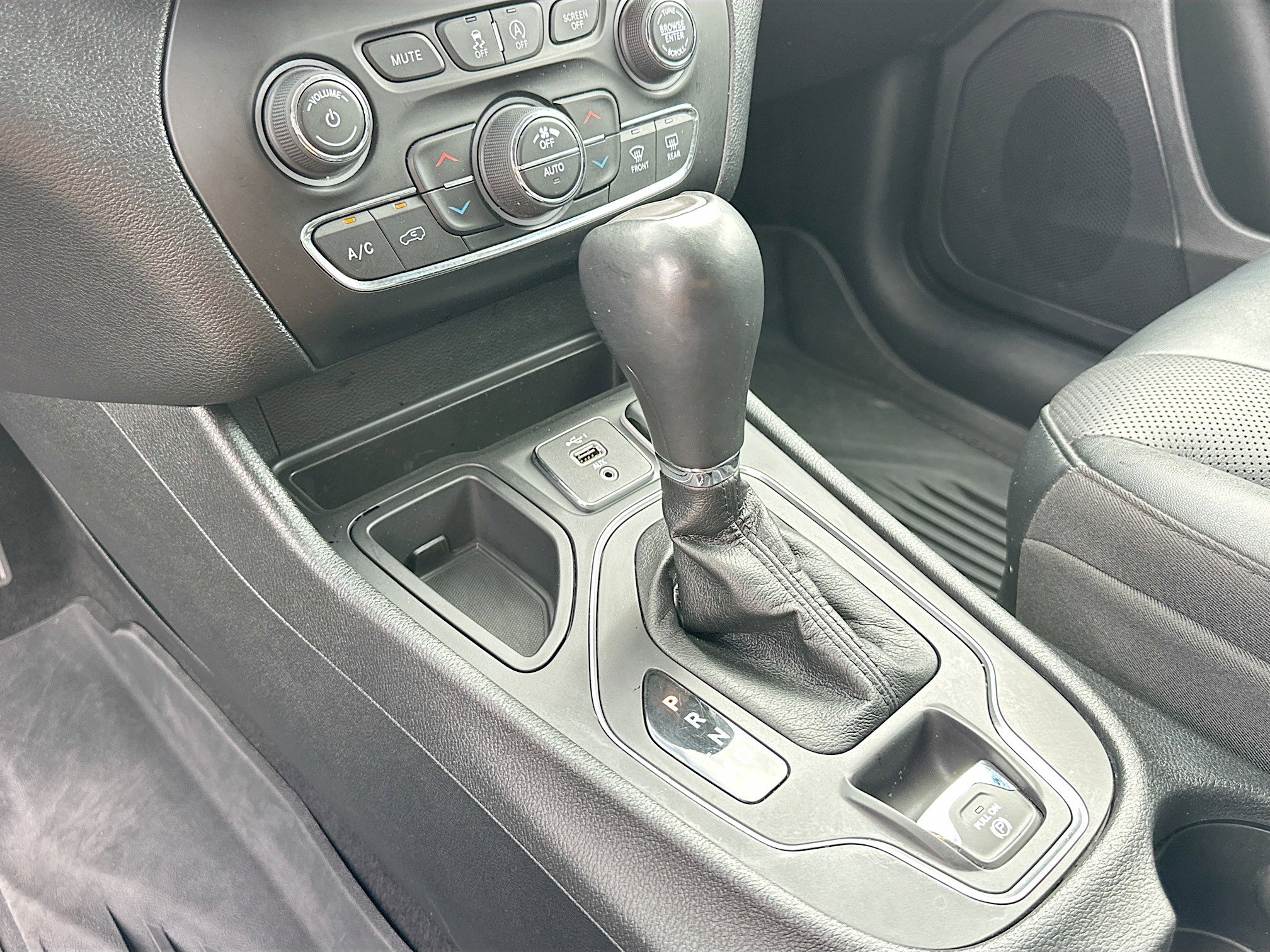 Used 2022 Jeep Cherokee Latitude Lux w/ Mopar Interior Package image 16