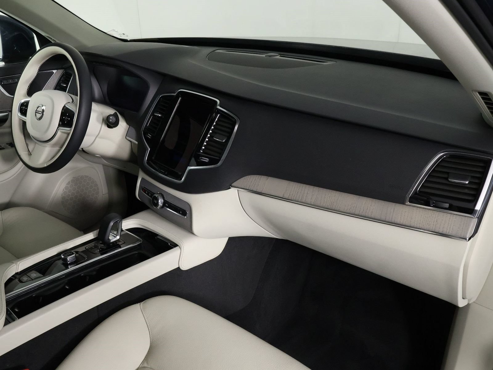Certified 2025 Volvo XC90 T8 Plus w/ Protection Package Premier AWD/4WD image 22