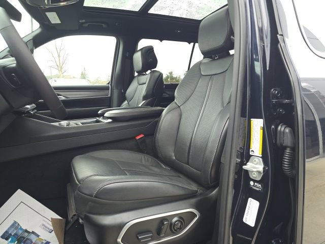 Certified 2025 Jeep Wagoneer Series II w/ Convenience Group I image 9