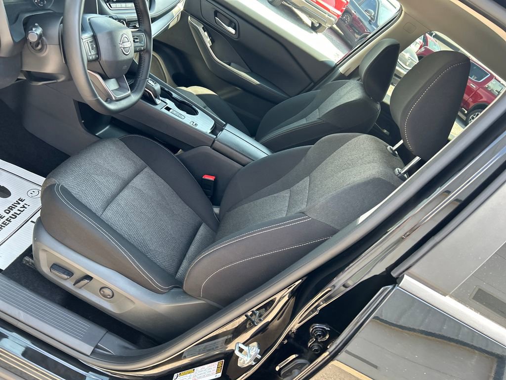 Used 2025 Nissan Rogue SV FWD image 10