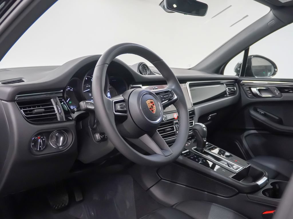 Certified 2026 Porsche Macan AWD/4WD image 3