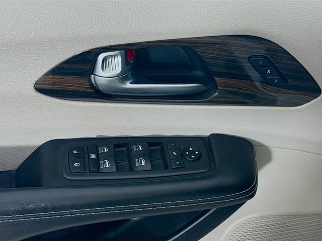 Used 2021 Chrysler Pacifica Limited AWD/4WD image 18