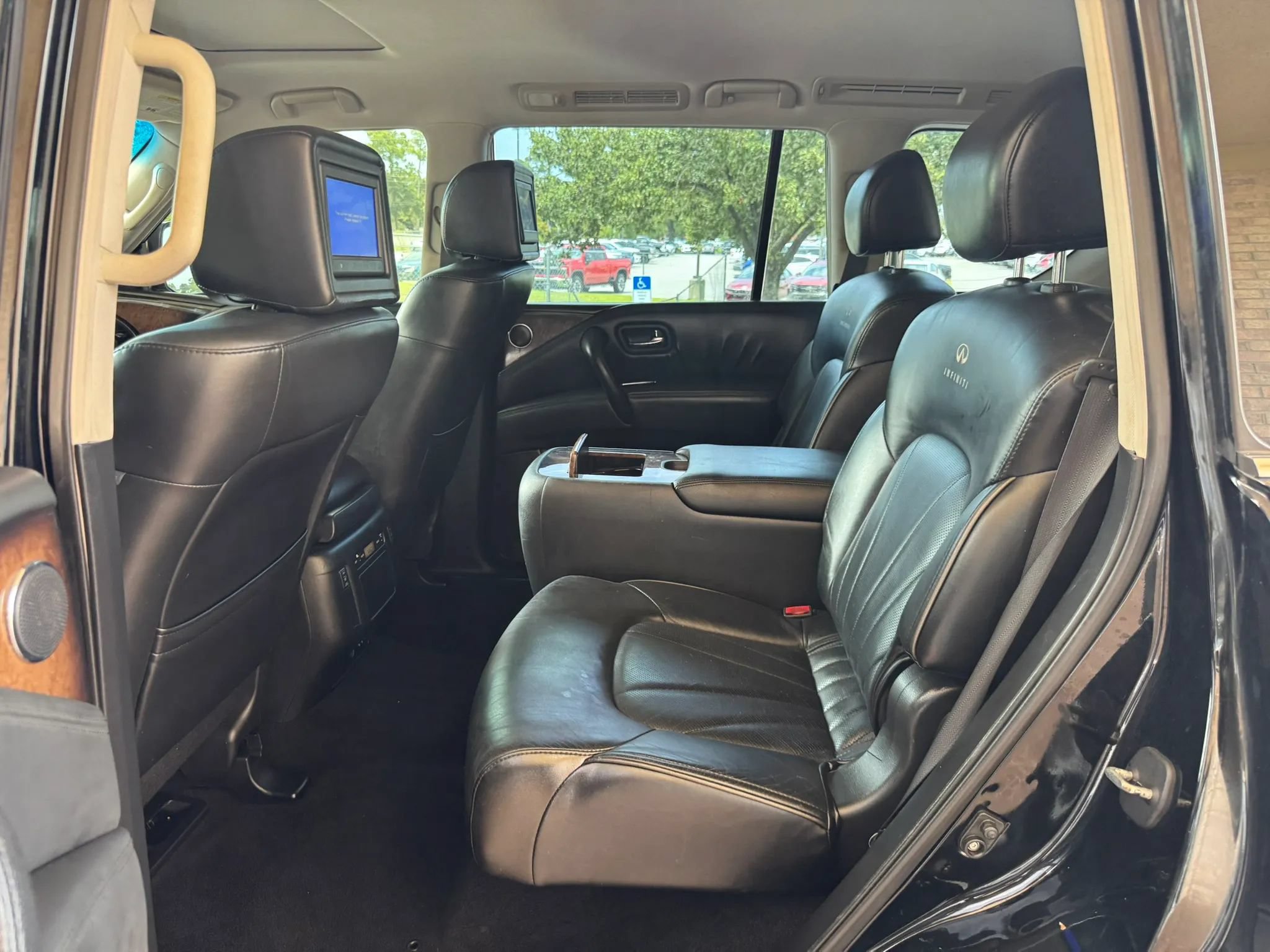 Used 2012 INFINITI QX56 4WD w/ Deluxe Touring Pkg image 12