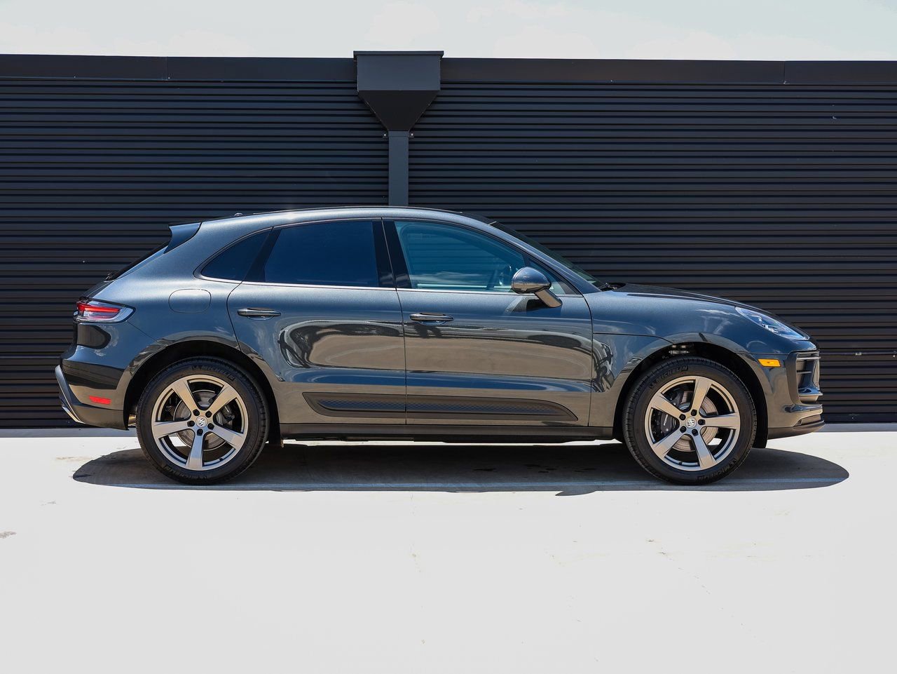 Certified 2025 Porsche Macan AWD/4WD image 8