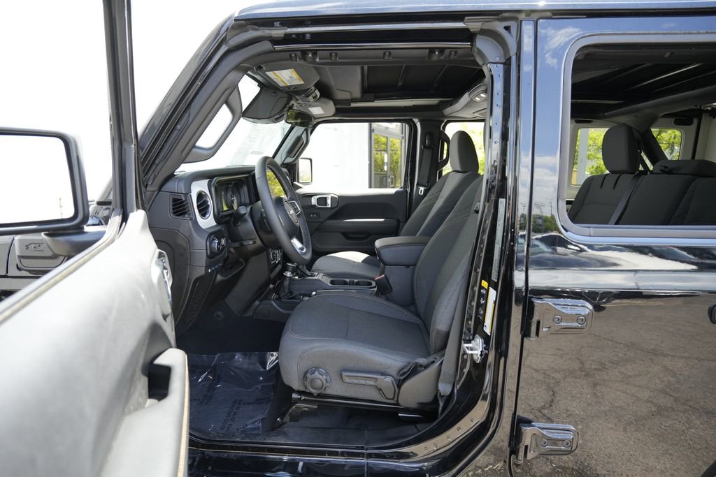 Used 2025 Jeep Wrangler Unlimited Sahara w/ Safety Group AWD/4WD image 18