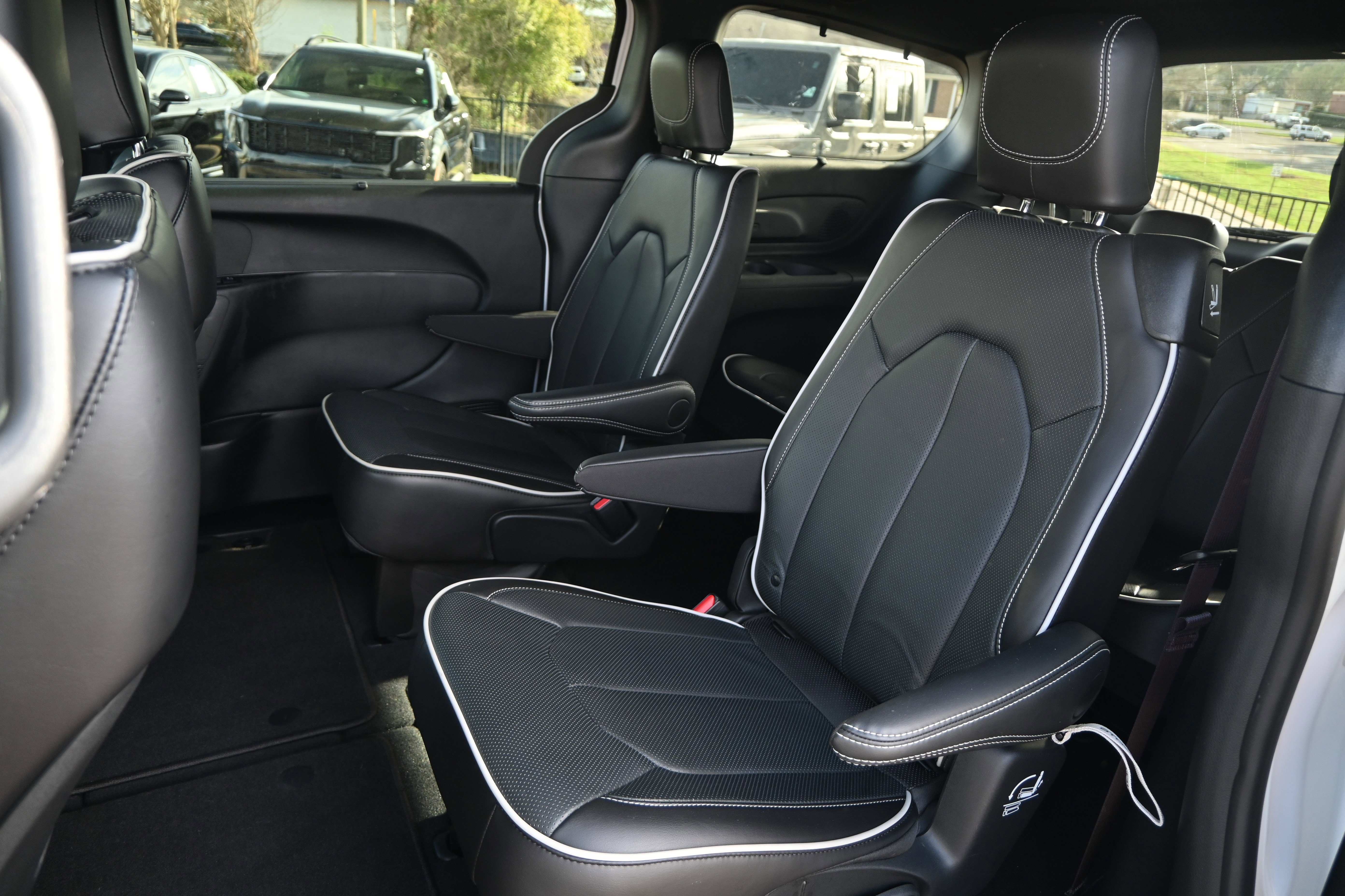 Used 2024 Chrysler Pacifica Limited w/ S Appearance Package FWD image 11