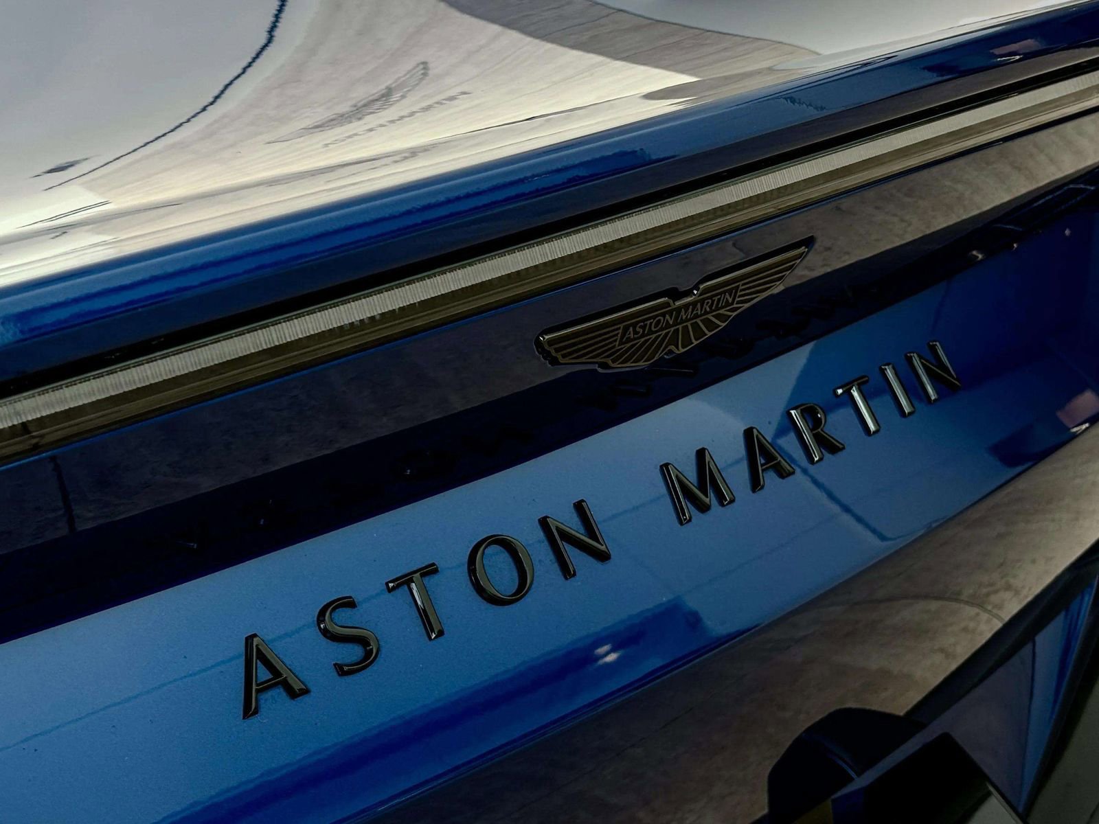 Used 2025 Aston Martin V8 Vantage Coupe image 24