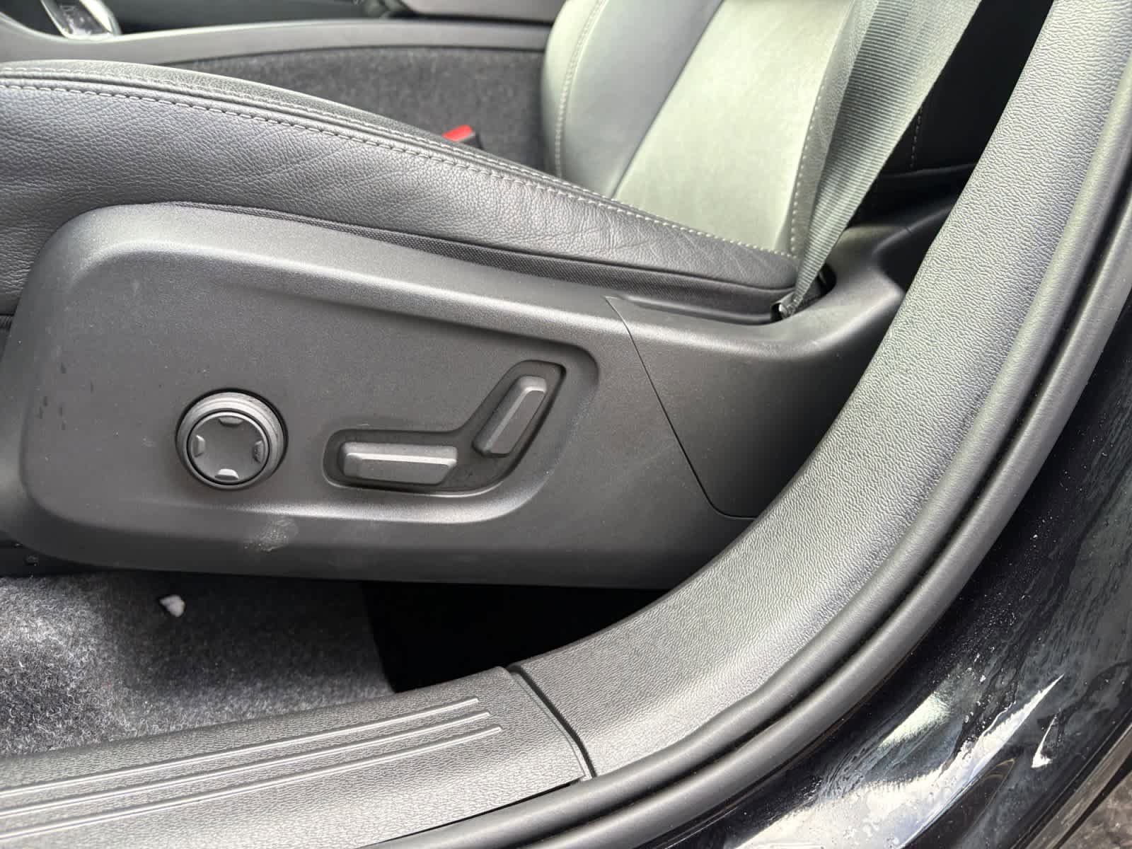 Used 2025 Volvo XC40 B5 Plus image 22
