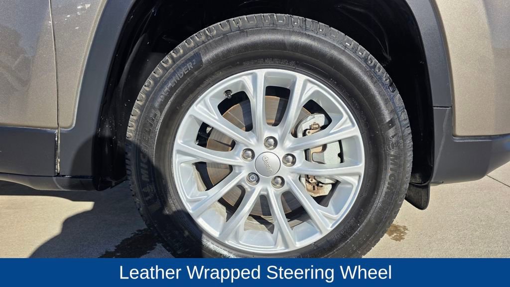 Used 2019 Jeep Cherokee Latitude w/ Cold Weather Group image 12