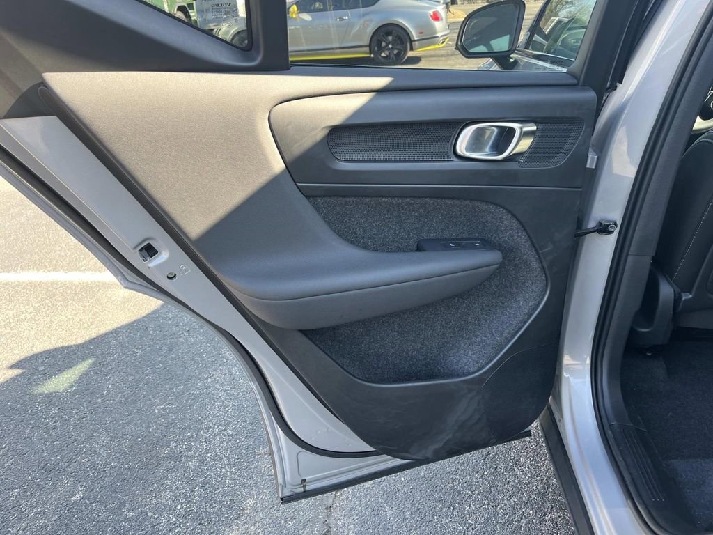 Used 2025 Volvo XC40 B5 Plus image 18