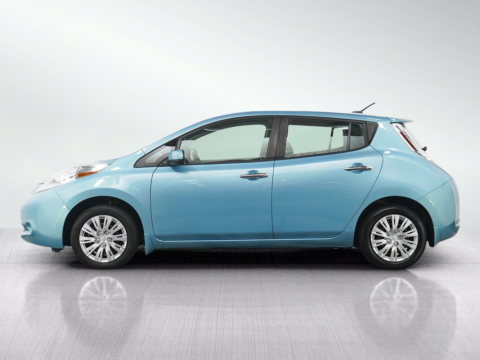 Used 2015 Nissan Leaf S w/ Charge Package FWD image 2