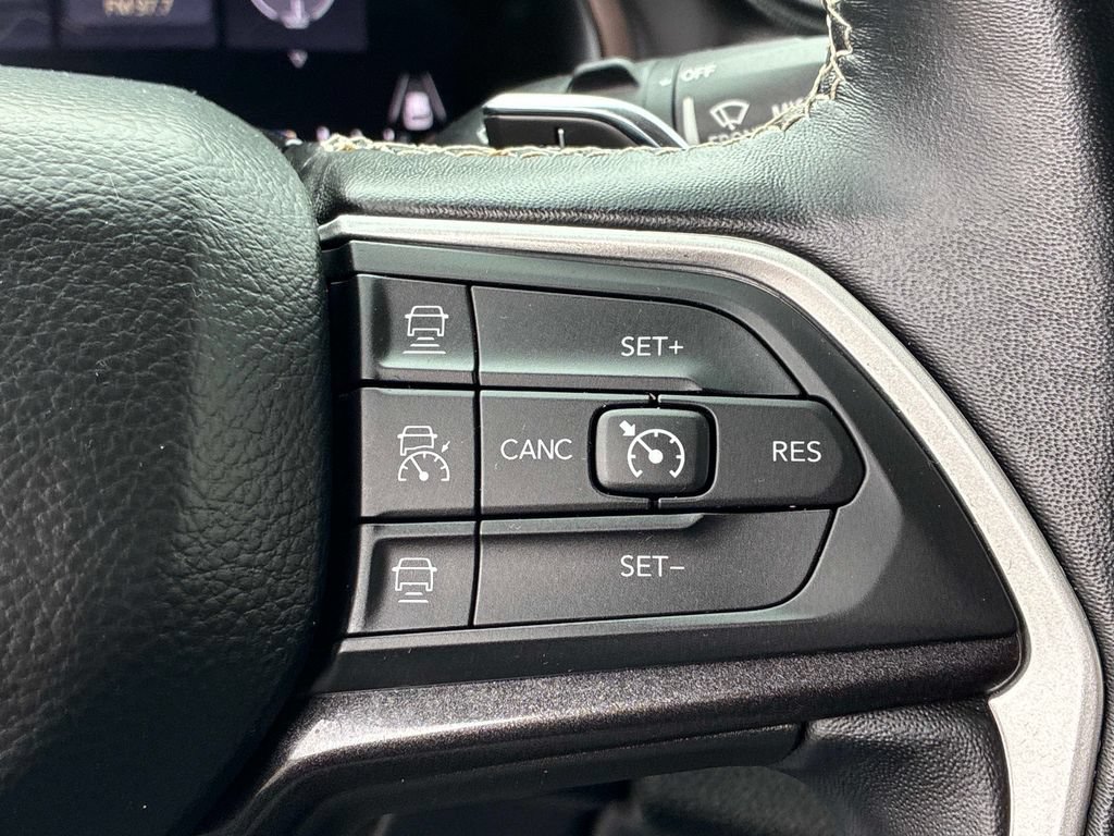 Used 2022 Jeep Grand Cherokee Laredo w/ Luxury Tech Group I AWD/4WD image 28