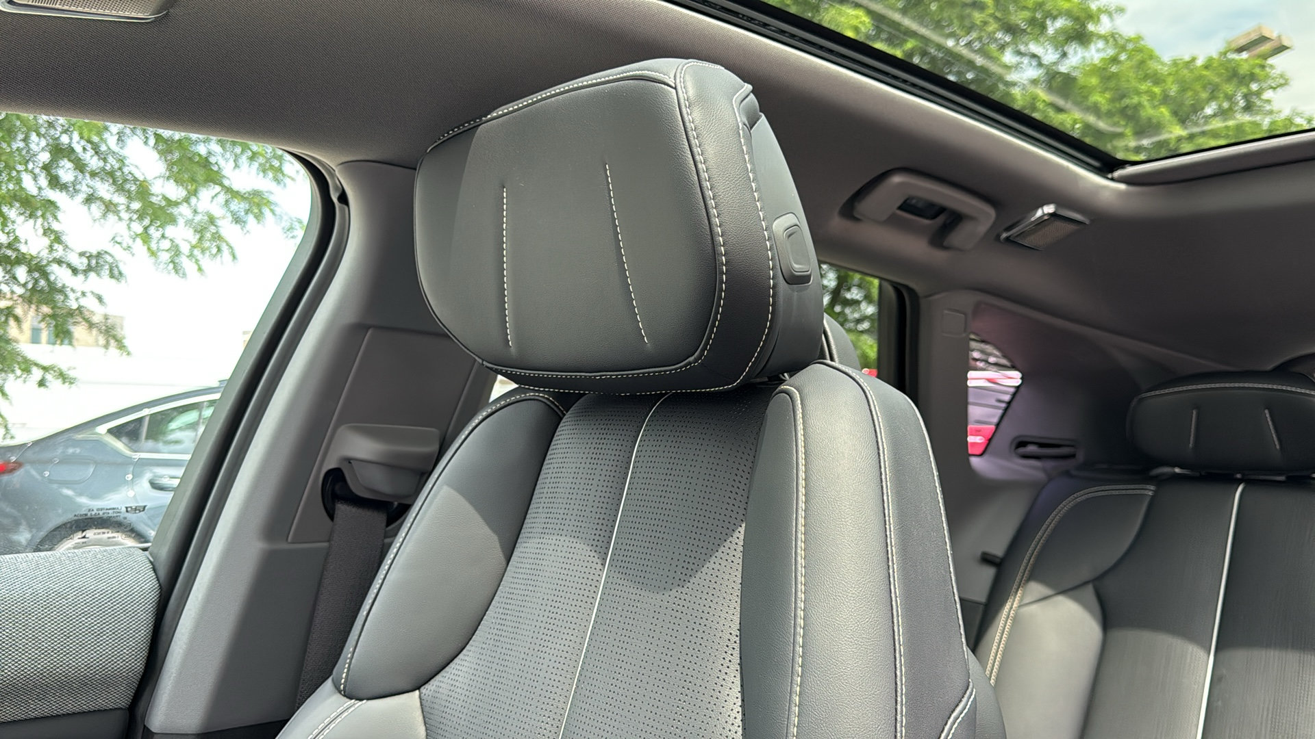 Used 2025 Cadillac Optiq Luxury 2 w/ LPO, Floor Liner Package AWD/4WD image 22