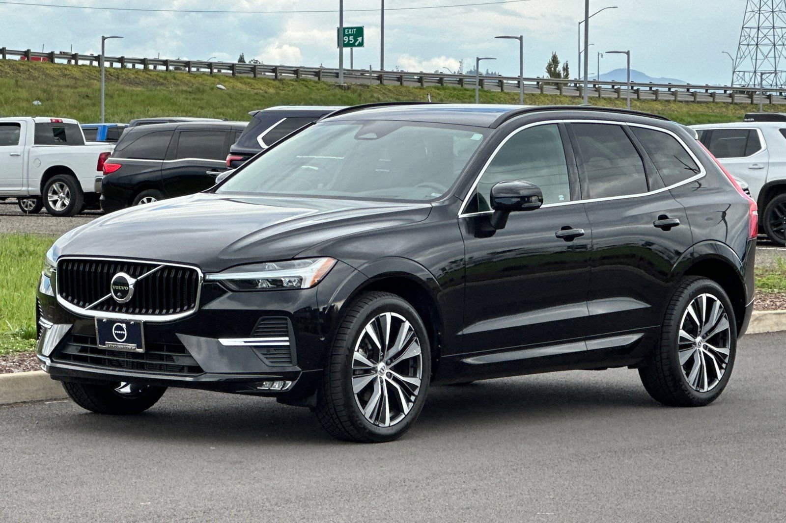 Used 2022 Volvo XC60 B5 Momentum w/ Advanced Package image 7