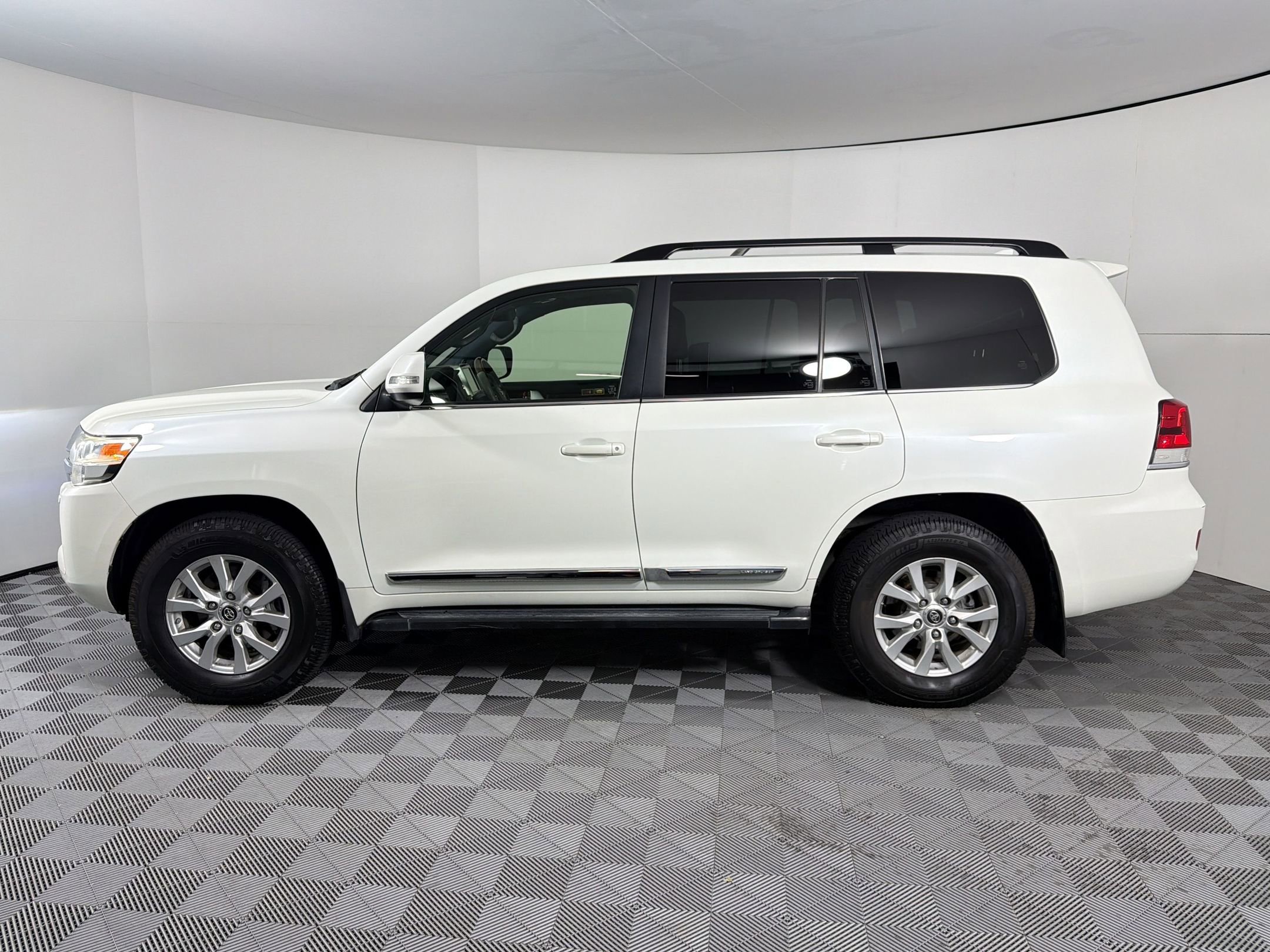 Used 2016 Toyota Land Cruiser AWD/4WD image 2