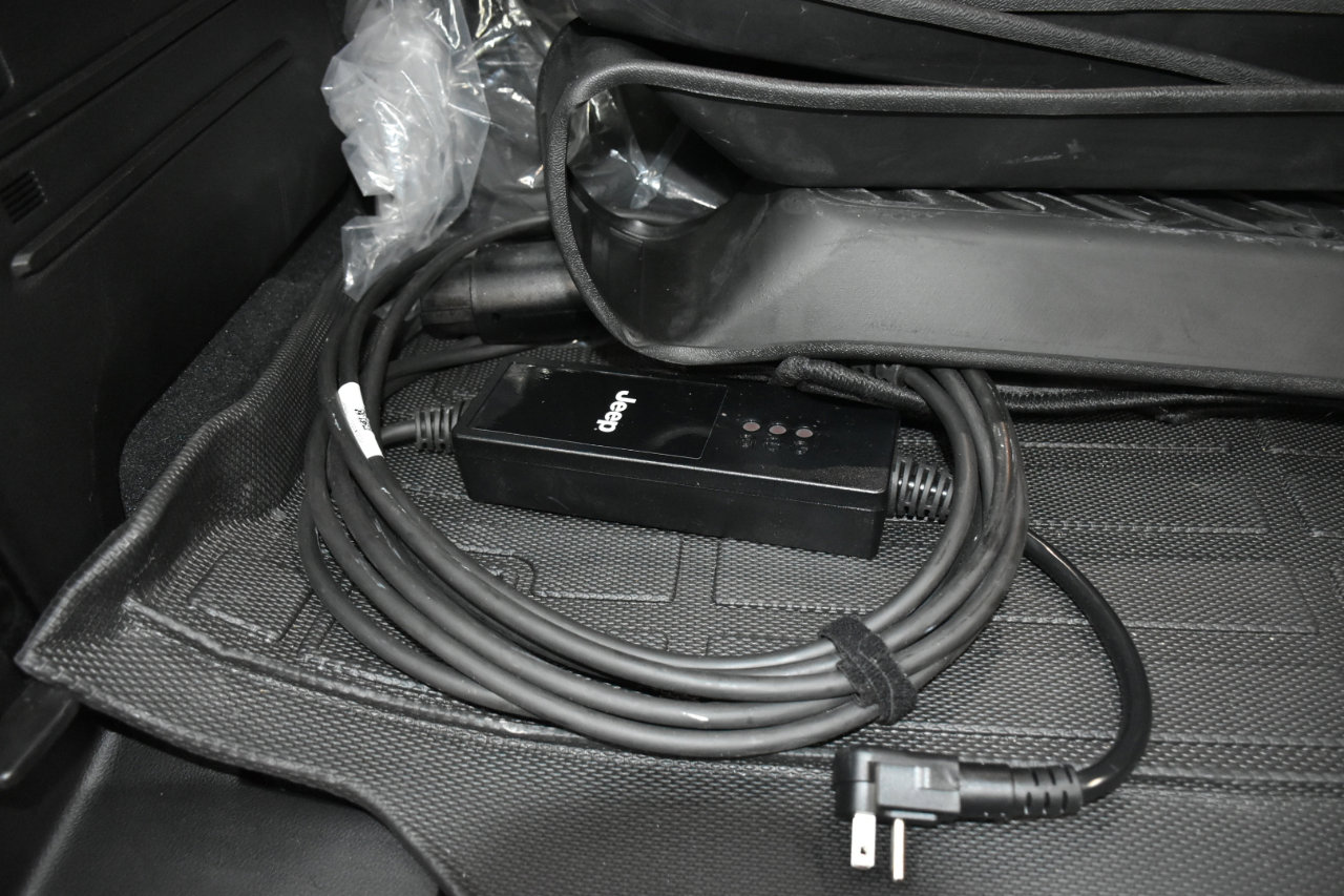 Used 2024 Jeep Wrangler Unlimited Sahara w/ Technology Group image 36