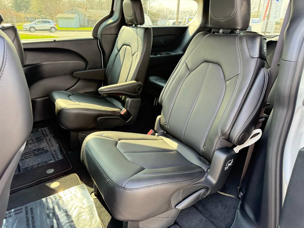 New 2025 Chrysler Pacifica Select FWD image 16