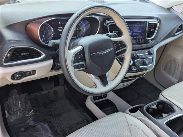 Used 2017 Chrysler Pacifica Limited w/ UConnect Theater Package FWD image 11