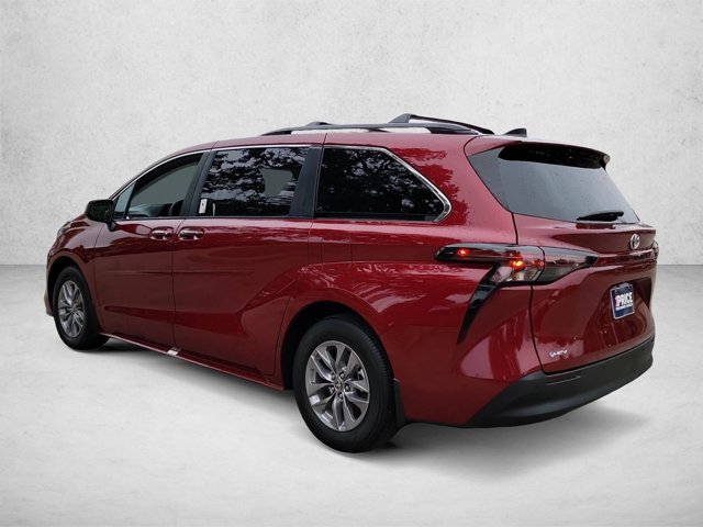 Used 2026 Toyota Sienna XLE FWD image 8