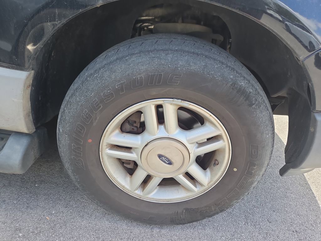 Used 2006 Ford Expedition XLT AWD/4WD image 2