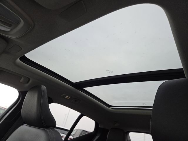 Used 2025 Volvo XC40 B5 Plus image 3