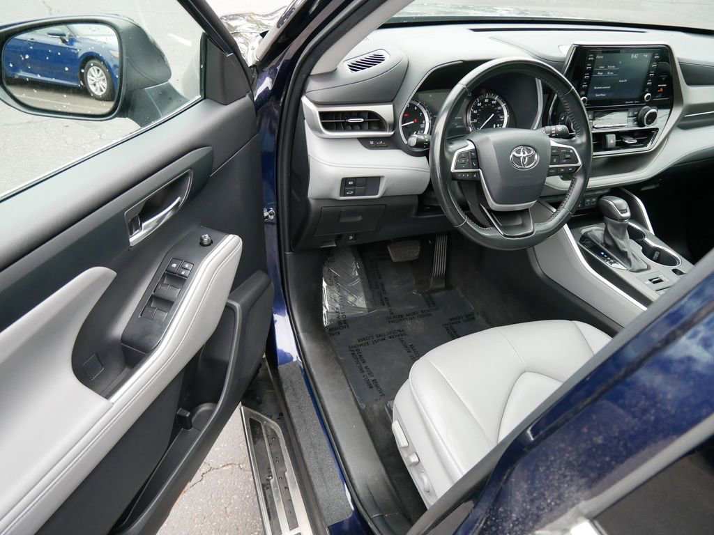 Used 2022 Toyota Highlander XLE AWD/4WD image 10