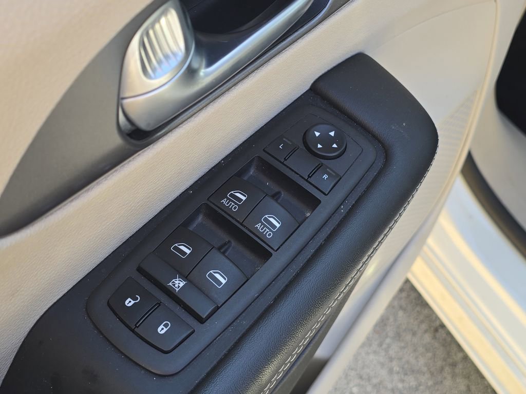 Used 2024 Chrysler Pacifica Touring-L FWD image 21