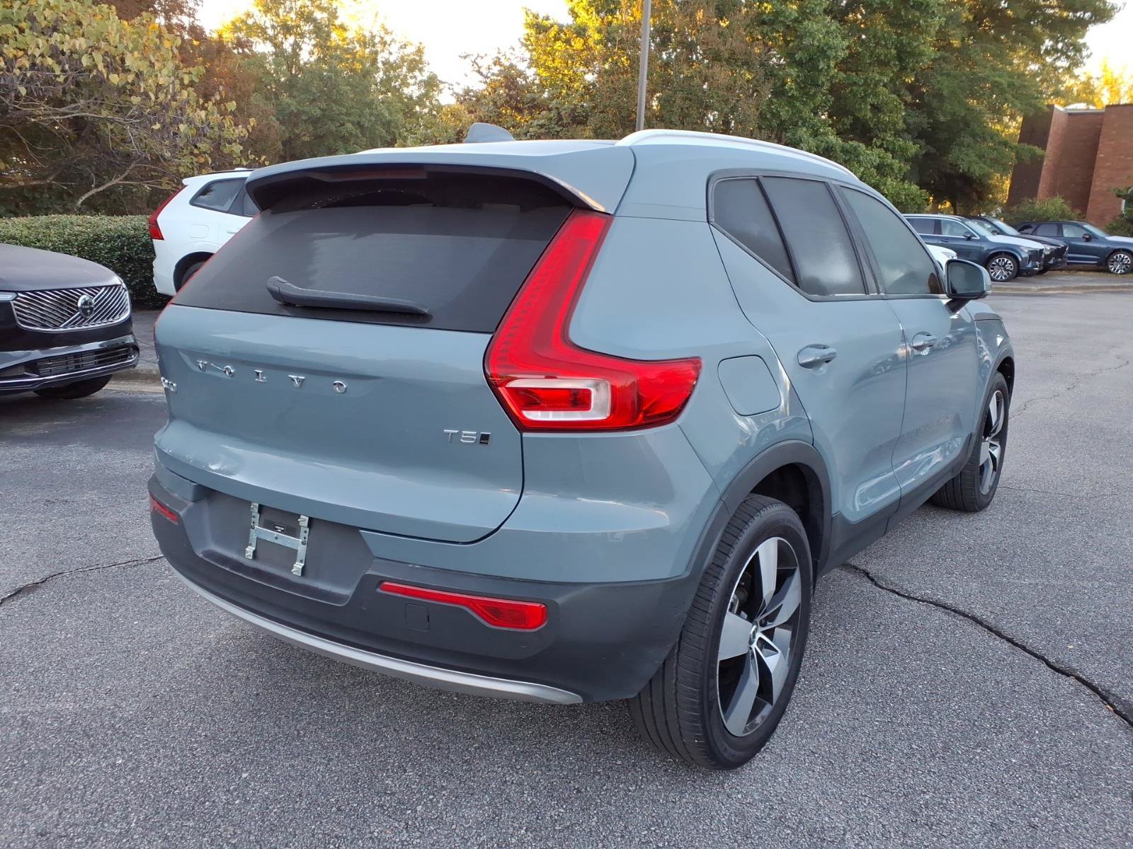 Used 2020 Volvo XC40 T5 Momentum w/ Protection Package Premier AWD/4WD image 3